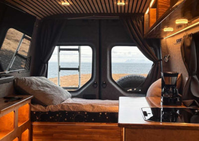 Indretningen af Camper Van 4WD luksus i Island. Frihed på kør-selv ferien og bilferien med ISLANDSREJSER.