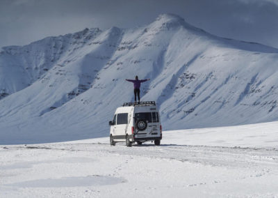 Smart indretning af Camper Van 4WD luksus i Island. Frihed på kør-selv ferien og bilferien med ISLANDSREJSER.