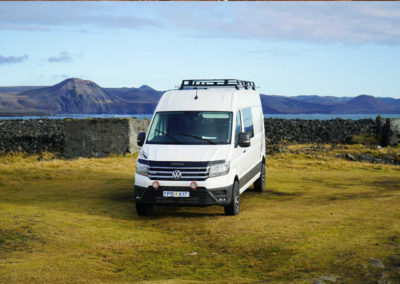 Smart indretning af Camper Van 4WD luksus i Island. Frihed på kør-selv ferien og bilferien med ISLANDSREJSER.