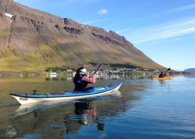 Kajaktur ved Isafjördur - sejl i en af de smukke fjorde ved Vestfjrodene - aktiviteter i Island med ISLANDSREJSER