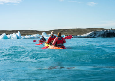 Kajaktur på Jökulsárlón - sejl på den store glegsjerlagune ved Vatnajökull-gletsjeren - aktiviteter i Island med ISLANDSREJSER